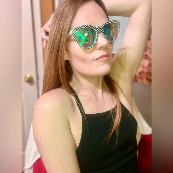 Quay Australia Zigzag Sunglasses with Reflective Lenses - Picture 4 of 9